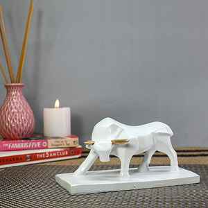 Estatua Geométrica de Toro |   Escultura de Resina Blanca con Cuernos Dorados - Product Image 1