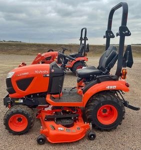 Tractores KUBOTA BX2380: cortacésped de acabado de montaje medio con pasador de menos de 40 HP - Product Image 2