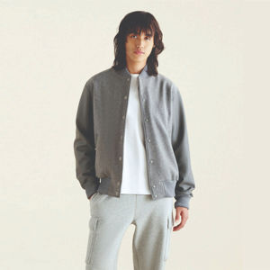 Nouvel arrivage de blouson de baseball gris confortable en laine à manches en cuir avec logo brodé en chenille personnalisé - Product Image 3