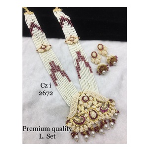 Élégant collier Kundan Moissanite avec boucles d'oreilles, parfait pour les mariages, les fêtes et les grandes célébrations. - Product Image 1