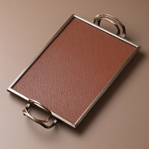 Bandeja de cuero minimalista hecha a mano con diseño simple pero elegante, perfecta para la organización de la oficina o la decoración de la sala de estar - Product Image 2