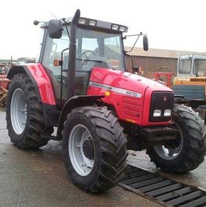 Tractor Agrícola Massey Ferguson 6670 4WD con Tracción en las Cuatro Ruedas y Transmisión por Engranajes para Uso Agrícola - Product Image 1