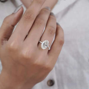 Anillo de compromiso con diamante cultivado en laboratorio certificado por IGI, con banda pavé y halo oculto, diamante ovalado certificado. - Product Image 6
