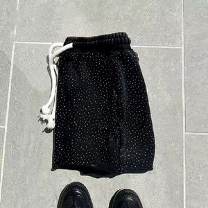 Shorts pour hommes personnalisés par le fabricant, délavés à l'acide, effet délavé au soleil, avec strass - Product Image 6