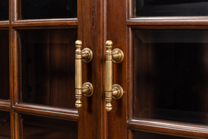 Librería Tradicional Nasera de Madera de Caoba con Puerta de Vidrio, 5+ Cajones y Diseño con Cavidades para Dormitorio/Oficina en Casa, Mueble Único - Product Image 4