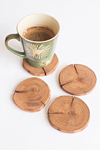 Atractivo posavasos de madera perfecto para resaltar decoraciones de comedor de estilo rústico de granja durante reuniones navideñas - Product Image 6
