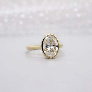 Bague de fiançailles solitaire en diamant de laboratoire certifié IGI, forme ovale avec sertissage clos - Product Image 2