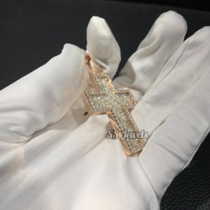 สร้อยคอจี้รูปไม้กางเขนประดับเพชรโมอิสซาไนต์แบบกำหนดเอง เกรด VVS เงินแท้ 925 ชุบโรเดียม สไตล์ศาสนาคริสต์ ประดับเพชรทรงบาแกตต์แบบช่อง - Product Image 5