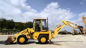 Chargeuse-pelleteuse Komatsu WB140, machine de chantier lourde, moteur haute performance, hydraulique puissante, prête à l'emploi, pour l'exportation - Product Image 3