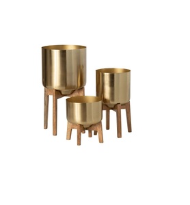 Maceta decorativa de metal con estilo dorado pulido, utilizada en diversos entornos de decoración de interiores. - Product Image 5