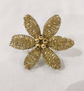 แหวนผ้าเช็ดปากรูปดอกไม้ประดับลูกปัดเหล็ก ทนทาน ขายดี เหมาะสำหรับตกแต่งโต๊ะงานเลี้ยงคริสต์มาส งานแต่งงาน หรูหรา - Product Image 1