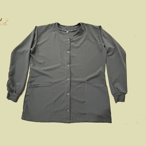 Chaqueta de Enfermera Personalizada con Color y Logotipo, 100% Algodón o Mezcla de Poliéster y Elastano, Cómoda, Ligera y Duradera para Uso Hospitalario - Product Image 1