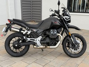 Motocicleta SUPER PREMIUM Moto V85 TT Adventure Touring Negra, Doble Propósito, con Escape Plateado y Parabrisas - Product Image 3