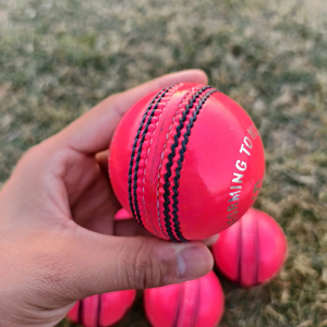 Balles de cricket roses en cuir, balles de cricket professionnelles pour les matchs de 50 overs - Product Image 1