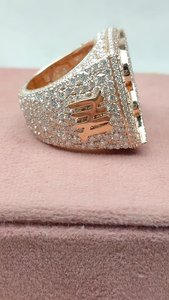 Anillo de fiesta de lujo con letras personalizadas en plata de ley 925 con pavé de diamantes de moissanita VVS para unisex. - Product Image 5