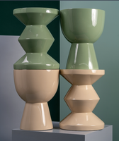 Table d'appoint en laque artisanale de haute qualité, finition artistique brillante, pièce d'accent unique pour les espaces contemporains