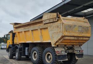 Camion benne Volvo FMX 8X4 Euro 5 de 2016 avec transmission automatique et capacité de charge supérieure à 50 tonnes - Product Image 3