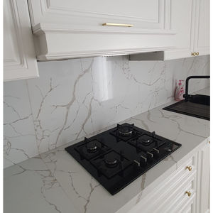 2026 Fabrika Toptan Tedarikçisi Yapay Calacatta Beyaz Kuvars Taş Levhalar Mutfak Tezgahı İçin Uygun Fiyat - Product Image 1