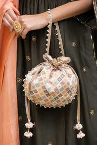 กระเป๋าโพลีเอสเตอร์ปักลายทำมือ เป็นมิตรกับสิ่งแวดล้อม แฟชั่นอินเดียสำหรับผู้หญิง  ขนาดปรับแต่งได้ เหมาะสำหรับใส่ของขวัญ - Product Image 3