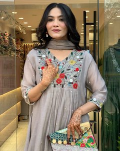 Ensemble élégant de kurta Anarkali gris avec broderie florale et dupatta doux pour femmes - Product Image 4