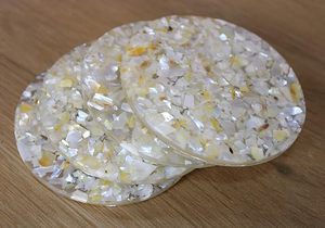 Ensemble exquis de sous-verres en nacre avec support décoratif parfait pour les collections de bureau à domicile et de barware à faible coût - Product Image 4