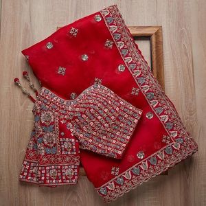 Le dernier chemisier Saree de style indien exclusif de la boutique de créateurs rouge exporte des vêtements de mariage de mariée en tissu de soie de qualité - Product Image 3