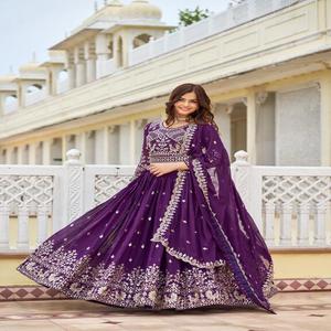 Ensemble Lehenga Choli en Georgette de renard lourd de créateur avec broderie complexe et travail de paillettes, ceinture assortie et dupatta pour les occasions de fête - Product Image 1