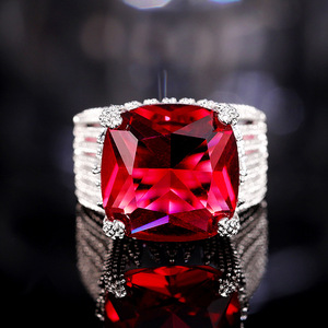 Anello da Donna con Taglio Princess e Incastonatura Geometrica, Gioiello Elegante e alla Moda - Product Image 6