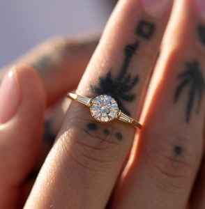 Anillo de Halo Minimalista con Moissanita de Corte Redondo y Banda a Juego, Conjunto de Anillos de Boda de Oro Sólido de 14K, Estilo Vintage, Conjunto Nupcial Delicado - Product Image 2