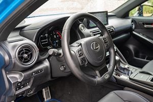 Lexus IS 500 Sport Performance Premium ปี 2024 สภาพดีเยี่ยม วิ่งเพียง 3,400 ไมล์ เครื่องยนต์ V8 472 แรงม้า พร้อมแพ็คเกจตกแต่งพิเศษ ไม่ได้ดัดแปลงใดๆ - Product Image 4