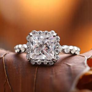 Bague de fiançailles de luxe en argent sterling 925 avec pavé de moissanite taille princesse vintage, design halo en grappe - Product Image 1