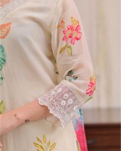 Diseñador Summer Salwar Kameez con estampado floral multicolor, Ombre Dupatta y detalles de encaje | Conjunto de traje de ropa informal étnica - Product Image 3