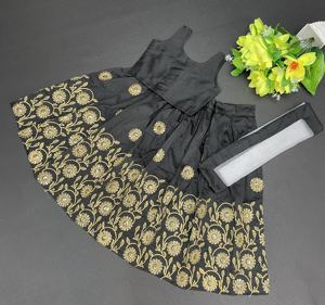 Conjunto de Lehenga Choli Shoryam Fashion Tulsi Negro para Niñas, Bordado de Flores con Lentejuelas Doradas, Estilo Étnico Indio, Largo hasta el Suelo, Secado Rápido - Product Image 1