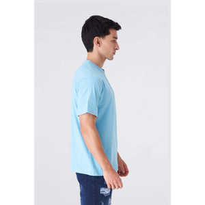 Camiseta azul claro para hombre para una comodidad informal - Product Image 2