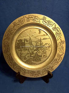 Élégante assiette de présentation enduite de poudre blanche avec un design de feuilles noires, parfaite pour la décoration de table et le service de nourriture - Product Image 5