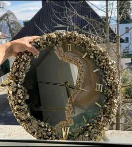 Horloge murale en résine faite à la main Design unique de tourbillons avec accents dorés Décoration murale élégante pour la maison par Tayyab Handicraft - Product Image 6