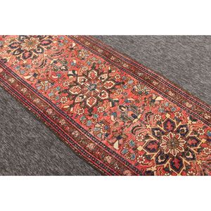 Tapis turc 2,4 x 7,7 pieds, rouge géométrique avec éléments floraux, tapis vintage - Product Image 4