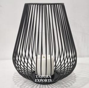 Portavelas de estilo de jaula blanca refinada con forma alta y elegante que crea una pieza llamativa en interiores contemporáneos o vintage - Product Image 6