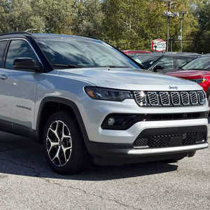 Oferta Especial: Compass 2026 Limited 4dr SUV 4WD (2.0L 4cil Turbo 8A) Vehículos Usados Premium en Oferta de Temporada - Product Image 2