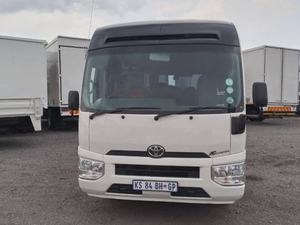 Autobús Coaster 2021 con Volante a la Izquierda, Motor Diésel 4L, Interior Oscuro, Asientos de Cuero, Transmisión Automática, Envío Gratis - Product Image 2