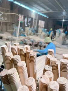 Prix usine vietnamien poignées de balai en bois d'eucalyptus fil personnalisé et Offre Spéciale à tête bombée - Product Image 3