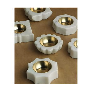 Mármol blanco decorativo Diya loto elegante Pooja Diya ideal para templos hogares rituales meditación festivales y decoración auspiciosa - Product Image 1