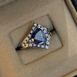 Anillo único de promesa de diamante de moissanita de corte trillón azul antiguo, joyería de regalo de aniversario fina de plata 925 Original para socio - Product Image 1