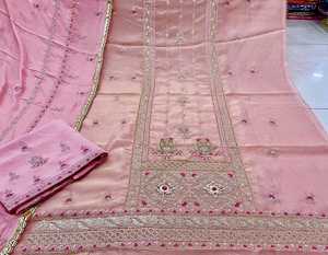 Costumes en soie brodés à la main non cousus de créateur moderne pour les femmes style traditionnel indien pour les fêtes soleil - Product Image 1