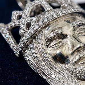 Pendentif Sauveur Couronné Regal avec Zircons Pavés, Pendentif Religieux en Argent, Pendentif de Luxe Inspiré par la Foi - Product Image 2
