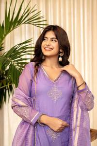 Broderie complète conçue pour les vêtements de fête Mul Chanderi Broderie Travail A-ligne Anarkali Top et pantalon avec Banarasi Jacquard Dupatta - Product Image 2