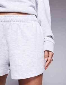 2025 Vêtements de sport décontractés pour femmes personnalisés Sweat-shirt à col rond brodé et ensemble court 2 pièces - Product Image 3