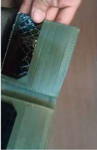 Cartera Bifold Minimalista Clásica en Negro y Verde Salvia Sutil para Hombre con Acabado Texturizado Saffiano y Ranuras Interiores para Tarjetas - Product Image 4