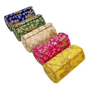 Boîte à bracelets brodés indiens faits à la main de créateur Parfait pour les cadeaux de fête de mariage et de retour de Diwali - Product Image 2