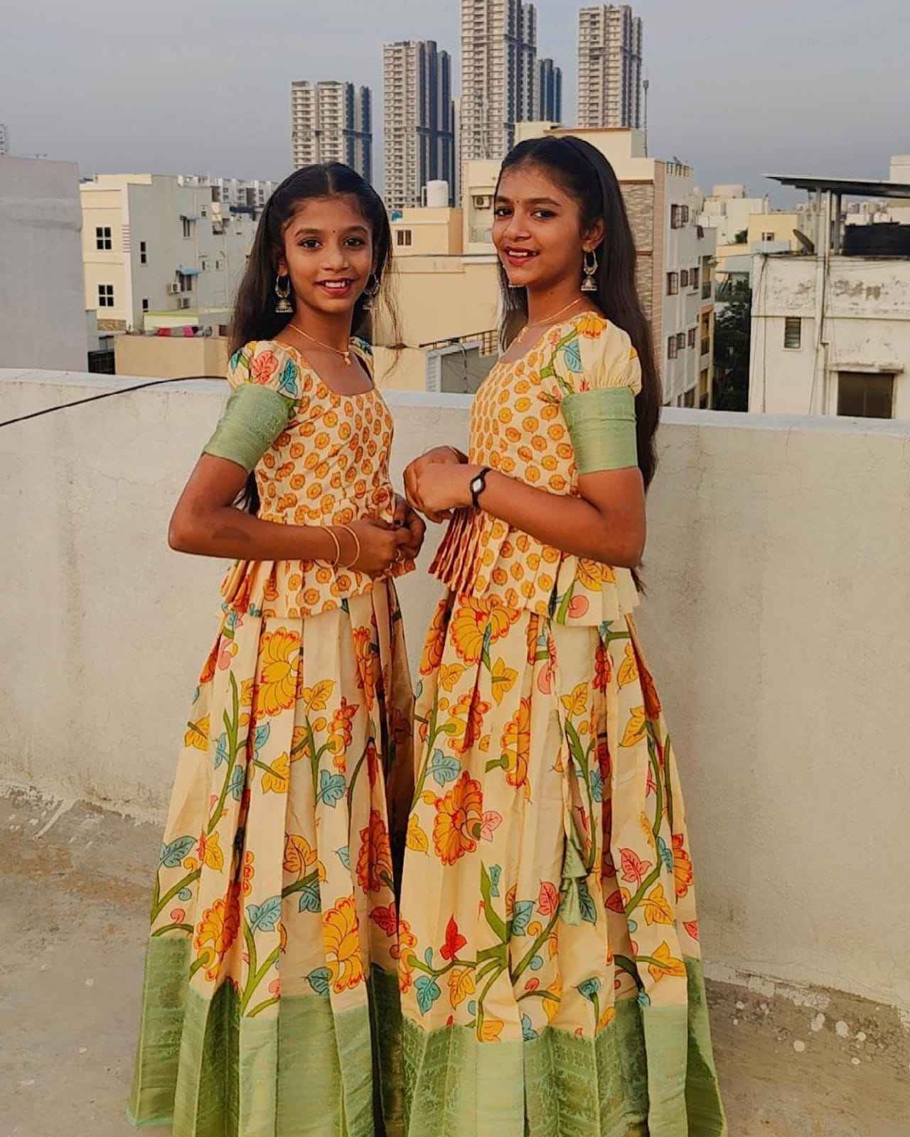 สีเหลืองอ่อน